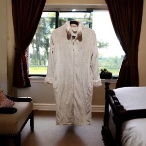 Anne Klein Women's S/M Soft Pink Blush Zip Front Plush Soft Robe Loungewear NWOT